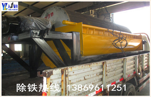 抛丸机永磁筒式磁选机工作原理：  　　经原料矿石筛选后由进料器从91香蕉视频黄色的顶部,通过料斗连接,在流动到顶部的辊子松动,状态下降时,铁磁性材料通过重力和磁力,快速落在滚筒上,并吸附在滚筒表面.  　　非磁性有色金属材料在重力作用下落在磁性材料的外面.这些材料随着筒体的旋转,非磁性材料在重力作用下从气缸下落,在滑槽中.含铁磁性材料吸附在圆筒的表面上并继续旋转,直到其不具有磁力.材料从带式输送机排出,并最终分成含铁材料和无铁材料.  　　3.抛丸机永磁筒磁选机实验  　　潍坊91香蕉视频污下载磁电配备各类选矿实验的磁选设备,型号齐全,优质低价,可定制,并且公司成立了大型选矿实验室,可以普通的金属矿物和非金属矿物加工在机器上和实验室为客户分析其成份,并为客户推荐客户使用相关型号.